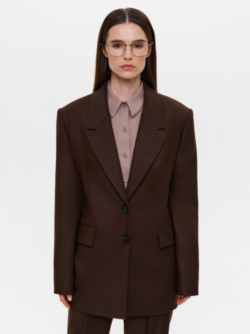 Жакет приталенный с акцентными плечами